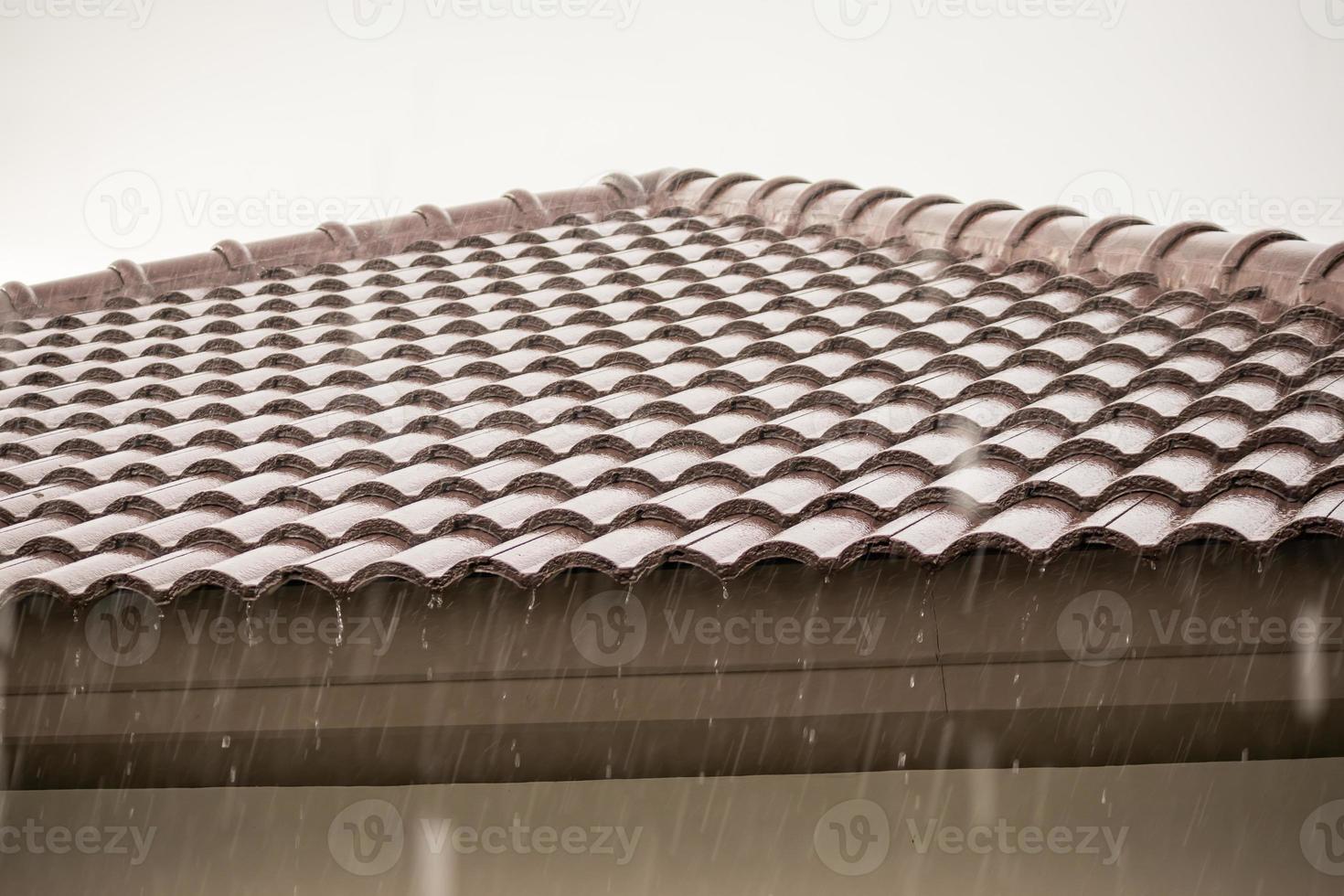 regen vallend naar beneden van de huis dak foto