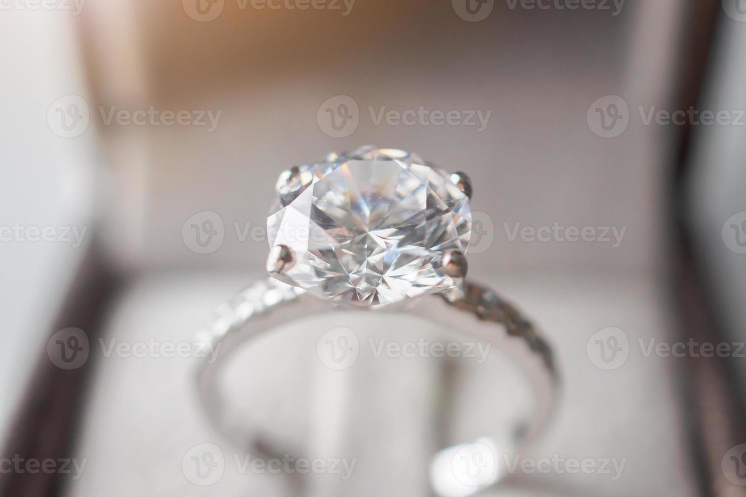 diamant ring in sieraden geschenk doos dichtbij omhoog achtergrond foto