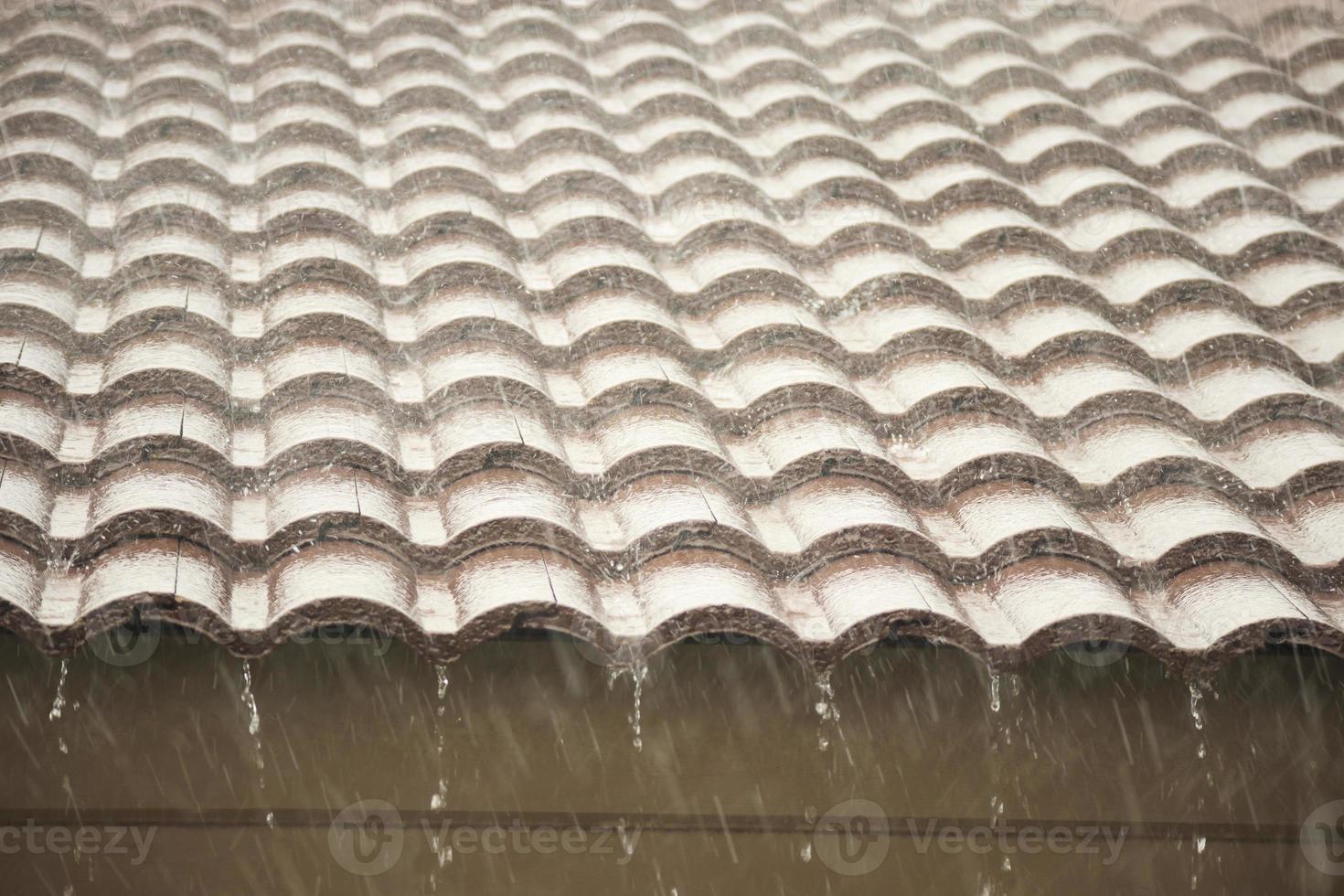 regen vallend naar beneden van de huis dak foto