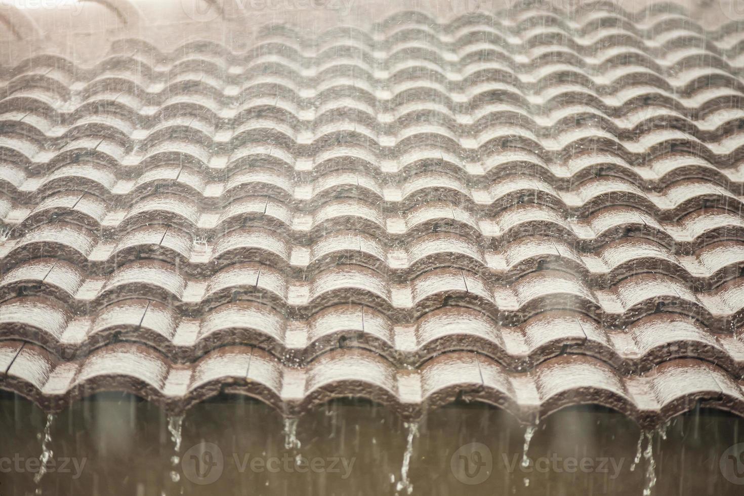 regen vallend naar beneden van de huis dak foto