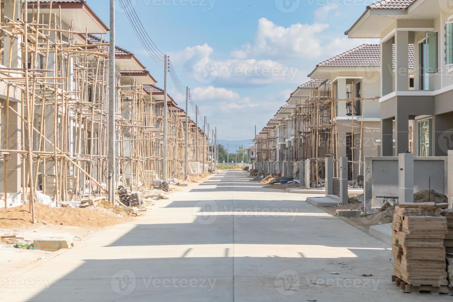 bouw woon- nieuw huis in vooruitgang Bij gebouw plaats behuizing landgoed ontwikkeling foto