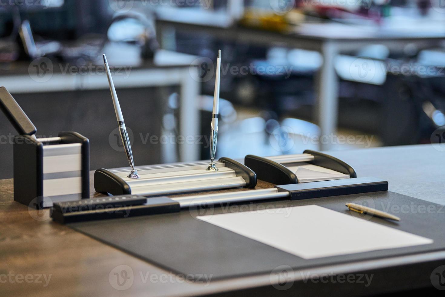 moderne kantoor werkplek in groot bedrijf. comfortabele werktafel met schrijfgerei, leren computerstoel. baas, chef, supervisor of hoofd van de werkplek van het bedrijf. foto