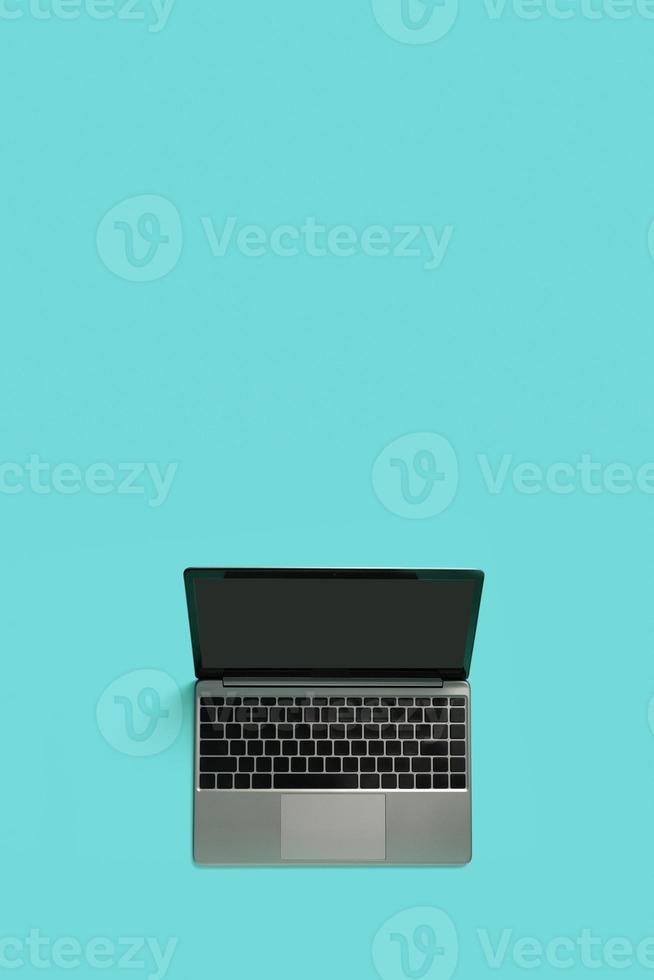top visie van modern laptop geïsoleerd Aan blauw achtergrond. kopiëren ruimte foto