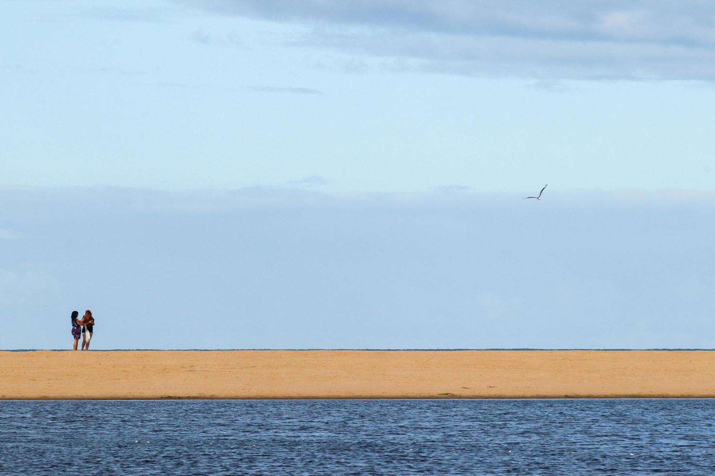 grussai, rj, Brazilië, 2022 - landschap van mensen in een zand strip in grussai strand, staat van Rio de Janeiro foto