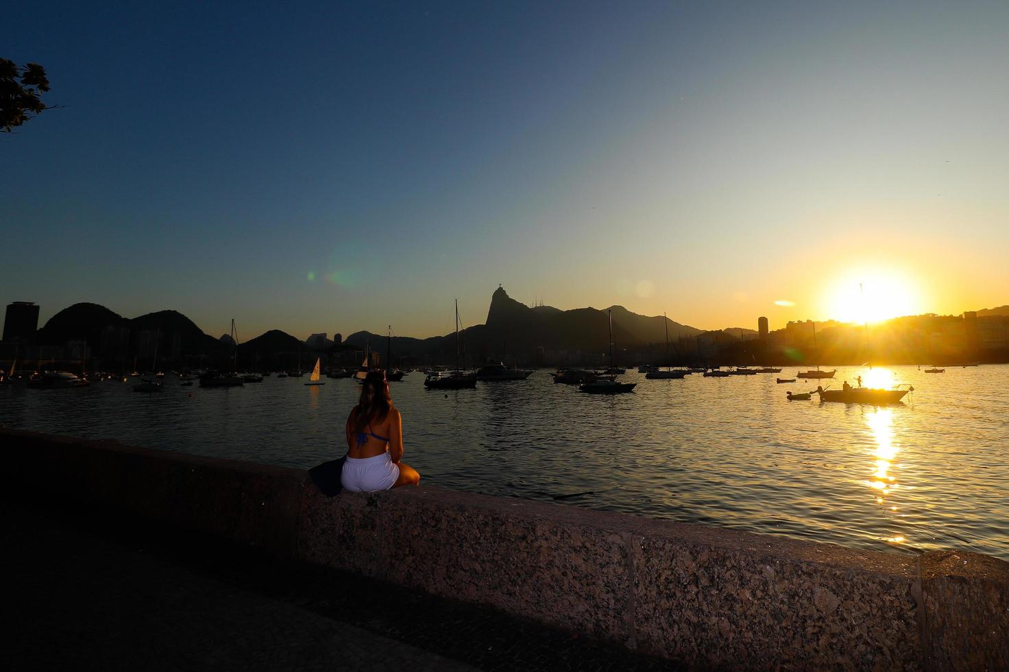 Rio de janeiro, rj, Brazilië, 2022 - zonsondergang Bij wijk van urca, traditioneel buurt in Rio de Janeiro - meisje in silhouet foto