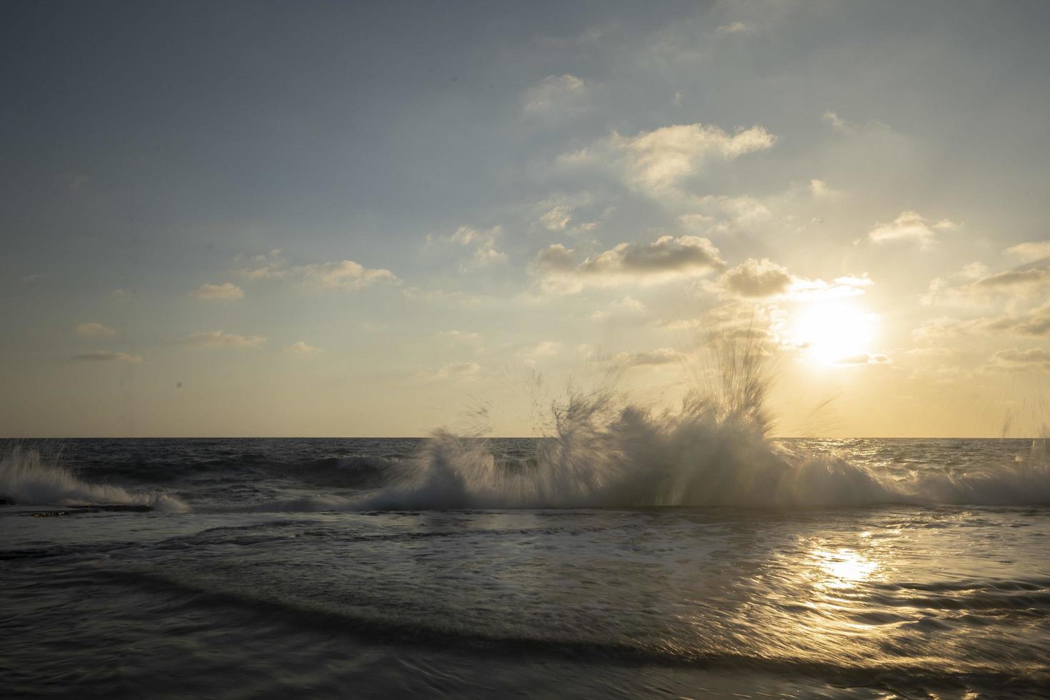 mooi visie van de zee met de zon schijnend in een blauw lucht in de achtergrond foto