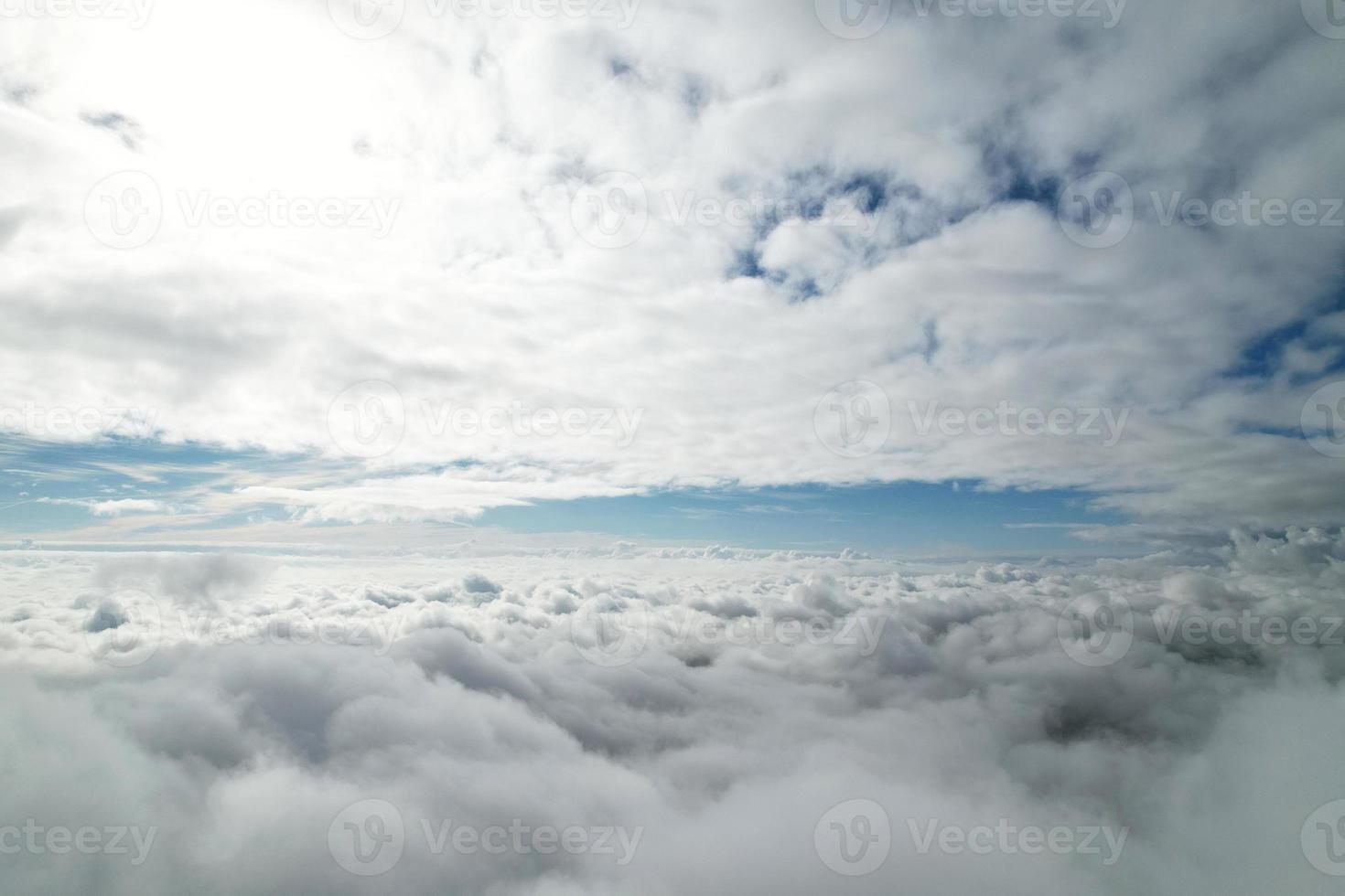 mooi lucht met dramatisch wolken drone's hoog hoek beeldmateriaal over- stad van Engeland uk foto