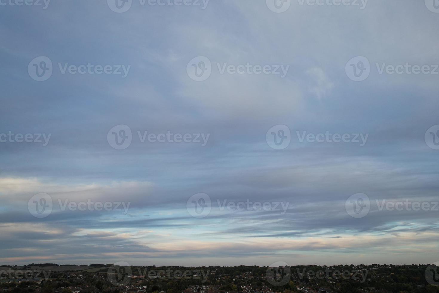 prachtig hoog hoek visie van wolken en lucht over- Engeland foto