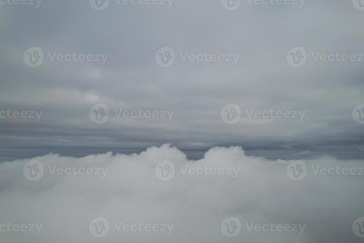 mooi lucht met dramatisch wolken drone's hoog hoek beeldmateriaal over- stad van Engeland uk foto