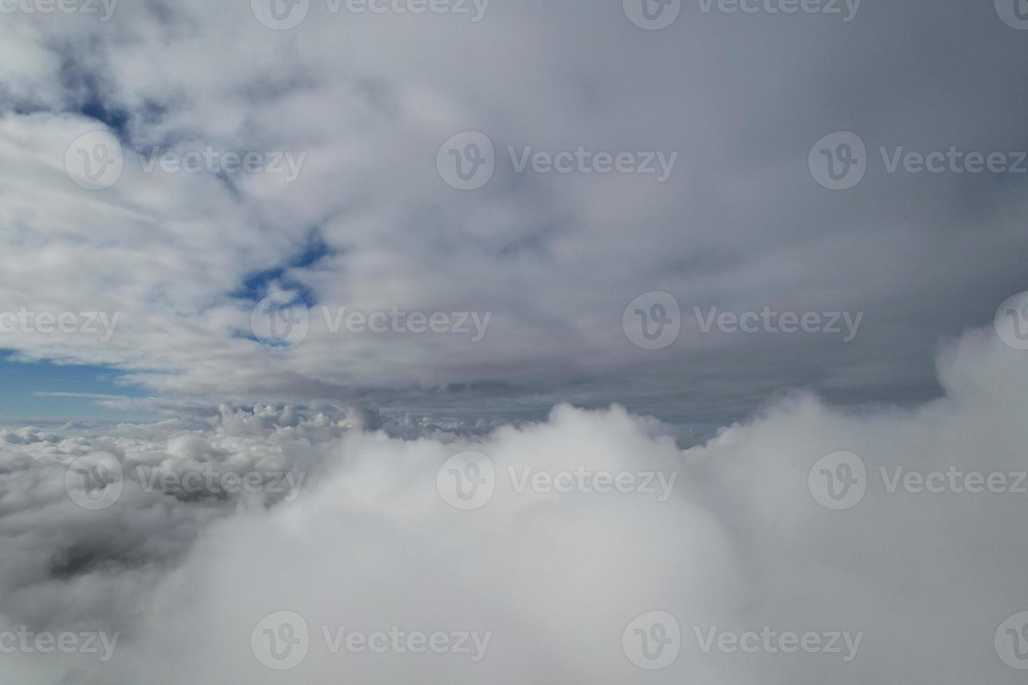 mooi lucht met dramatisch wolken drone's hoog hoek beeldmateriaal over- stad van Engeland uk foto
