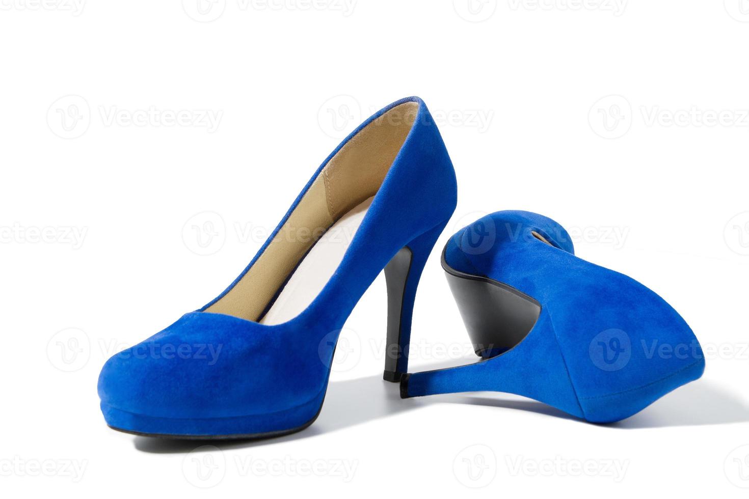 detailopname van modieus hoog hakken schoenen geïsoleerd Aan wit achtergrond. blauw kleur vrouw schoen Aan vloer. boodschappen doen en mode concept. kopiëren ruimte. selectief focus foto