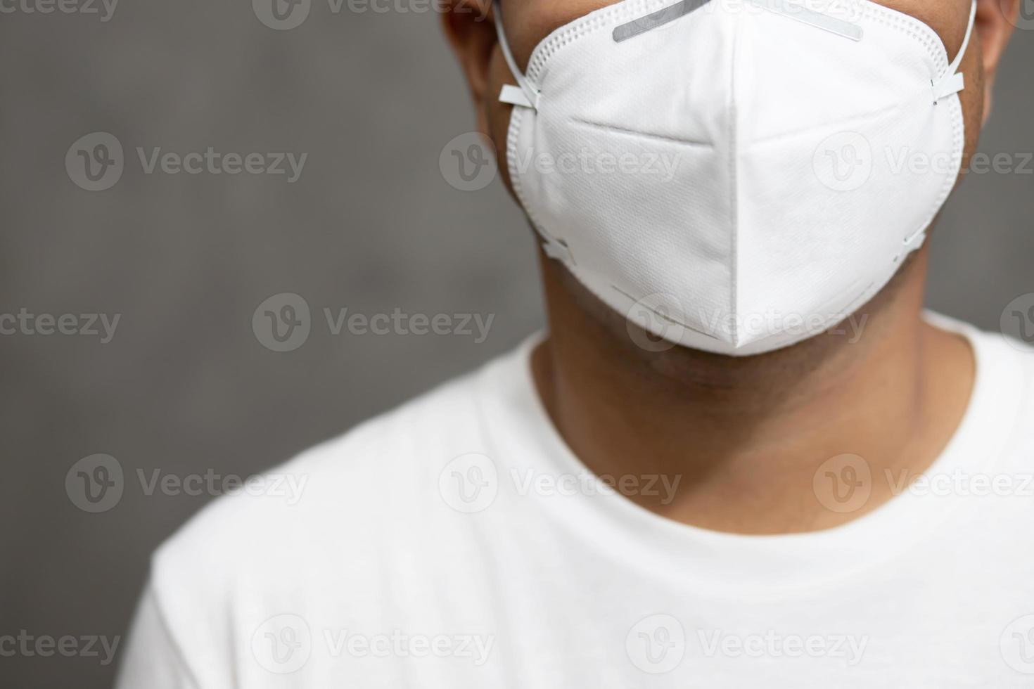 Mens vervelend maskers naar voorkomen kiemen en covid-19 virus. foto