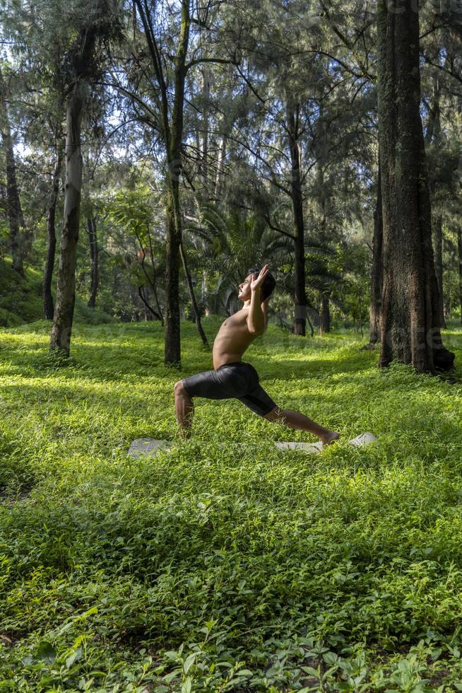 Mexicaans Mens aan het doen yoga en uitrekken in de Woud, Mexico foto