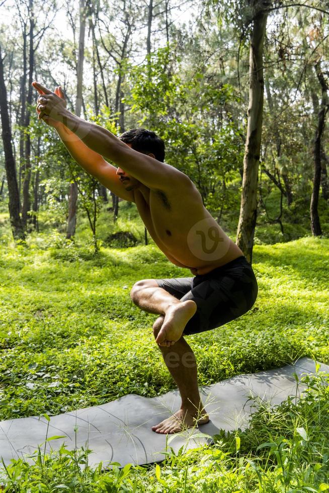 Mexicaans Mens aan het doen yoga en uitrekken in de Woud, Mexico foto