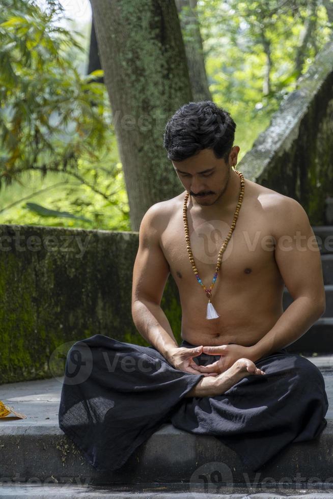 de geluid om geschreven in Sanskriet in de Hindoe en vedisch tradities heilig geluid, de origineel mantra. yoga praktijk meditatie foto