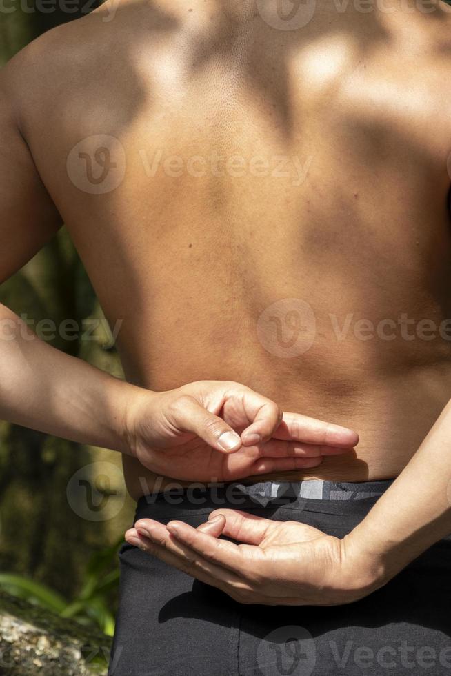 jong Mens, aan het doen yoga of reiki, in de Woud heel groen vegetatie, in Mexico, guadalajara, bosque colomos, spaans, foto