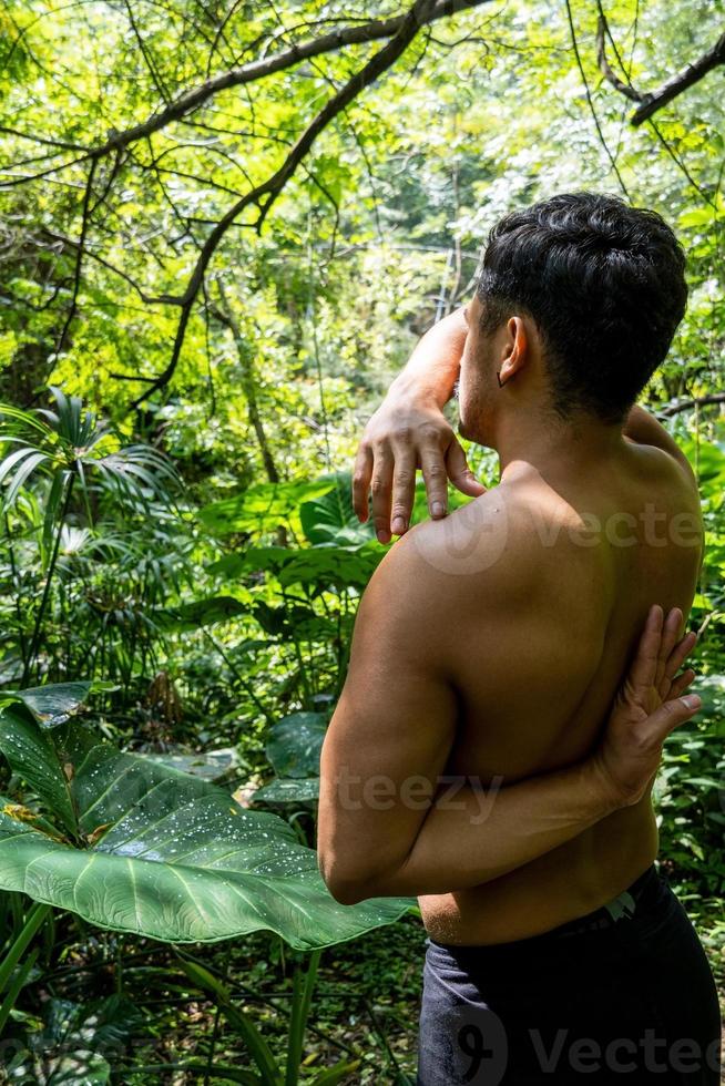 yoga meditatie buitenshuis. gloeiend zeven allemaal chakra. Mens praktijk yoga, Mexico, gualdajara foto