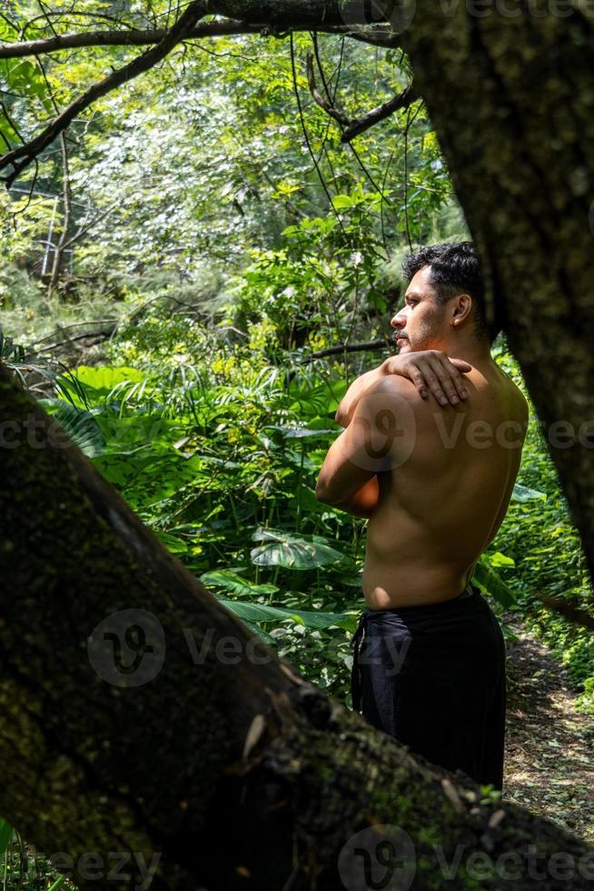 levensstijl Mens yoga oefening en houding voor gezond leven. jong Mens of mensen houding balans lichaam vitaal zen meditatie voor training foto