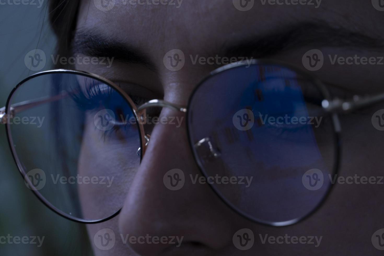 echt vrouw aan het kijken de voorraad markt Bij nacht, u kan zien de voorraad foto