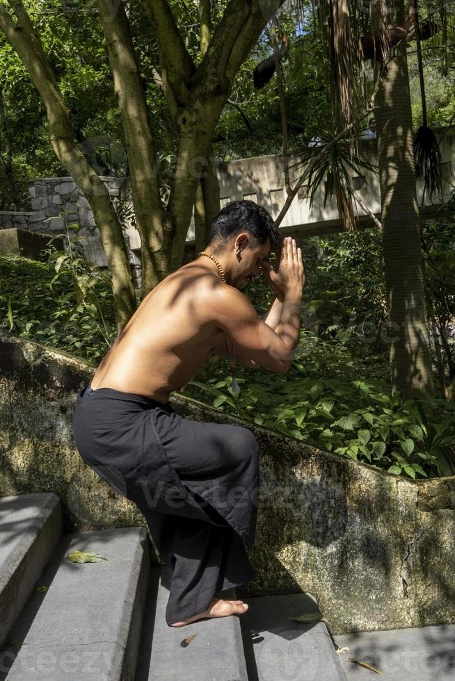 jong Mens, aan het doen yoga of reiki, in de Woud heel groen vegetatie, in Mexico, guadalajara, bosque colomos, spaans, foto