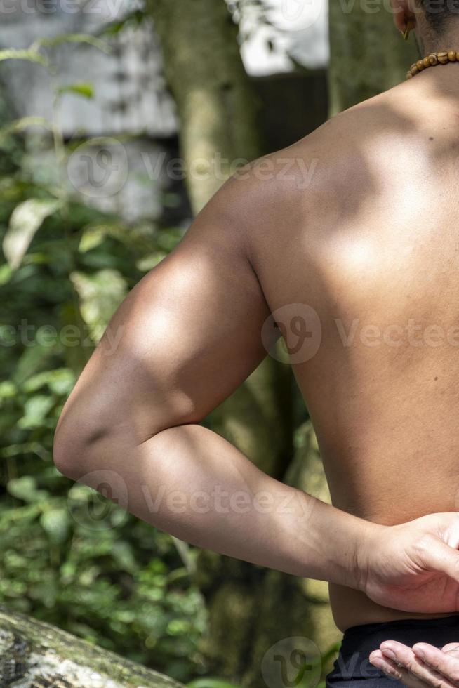 jong Mens, aan het doen yoga of reiki, in de Woud heel groen vegetatie, in Mexico, guadalajara, bosque colomos, spaans, foto