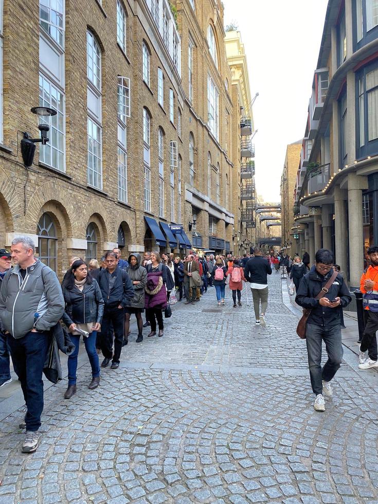 Londen in de uk in september 2022. mensen in een wachtrij naar zien de koningin aan het liegen in staat. foto