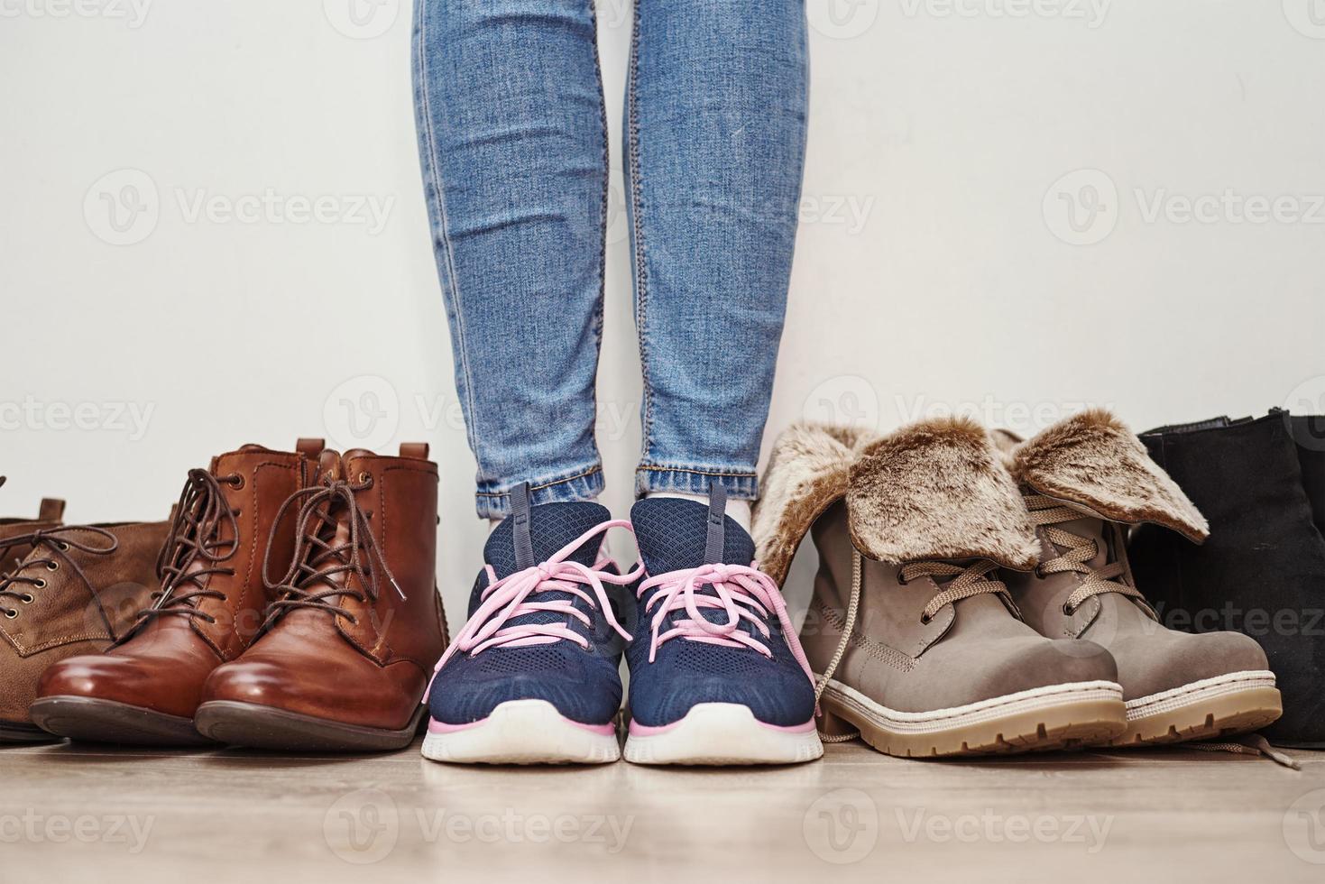 vrouw kiest comfortabel bruin leer schoenen tussen bundel van de verschillend paren foto