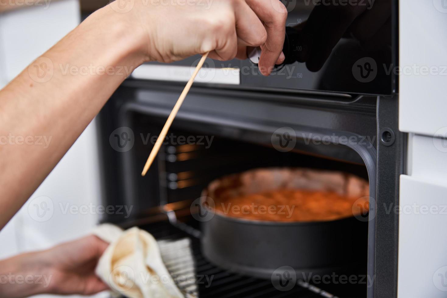 huisvrouw bereiden taart in keuken. eigengemaakt taart bakken in oven foto