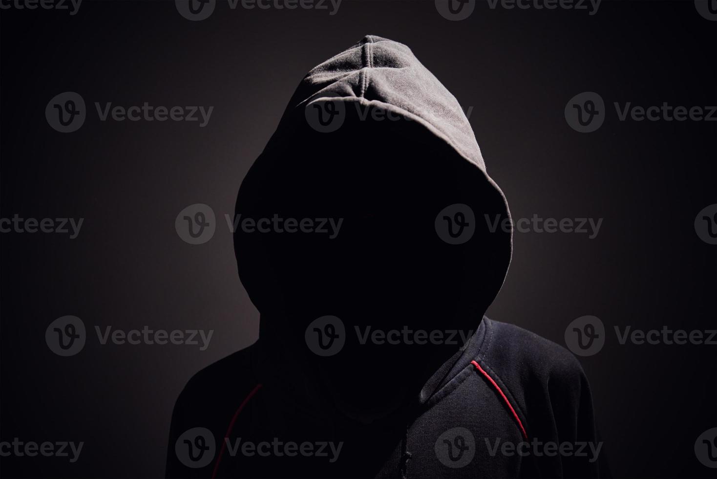 silhouet af Mens zonder gezicht in kap. anoniem misdrijf concept foto