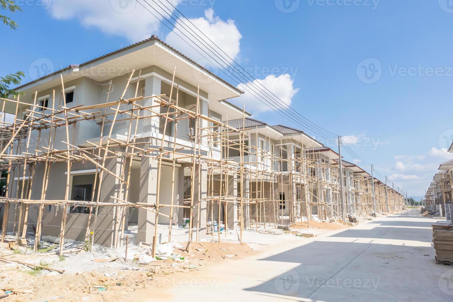 bouw woon- nieuw huis in vooruitgang Bij gebouw plaats behuizing landgoed ontwikkeling foto