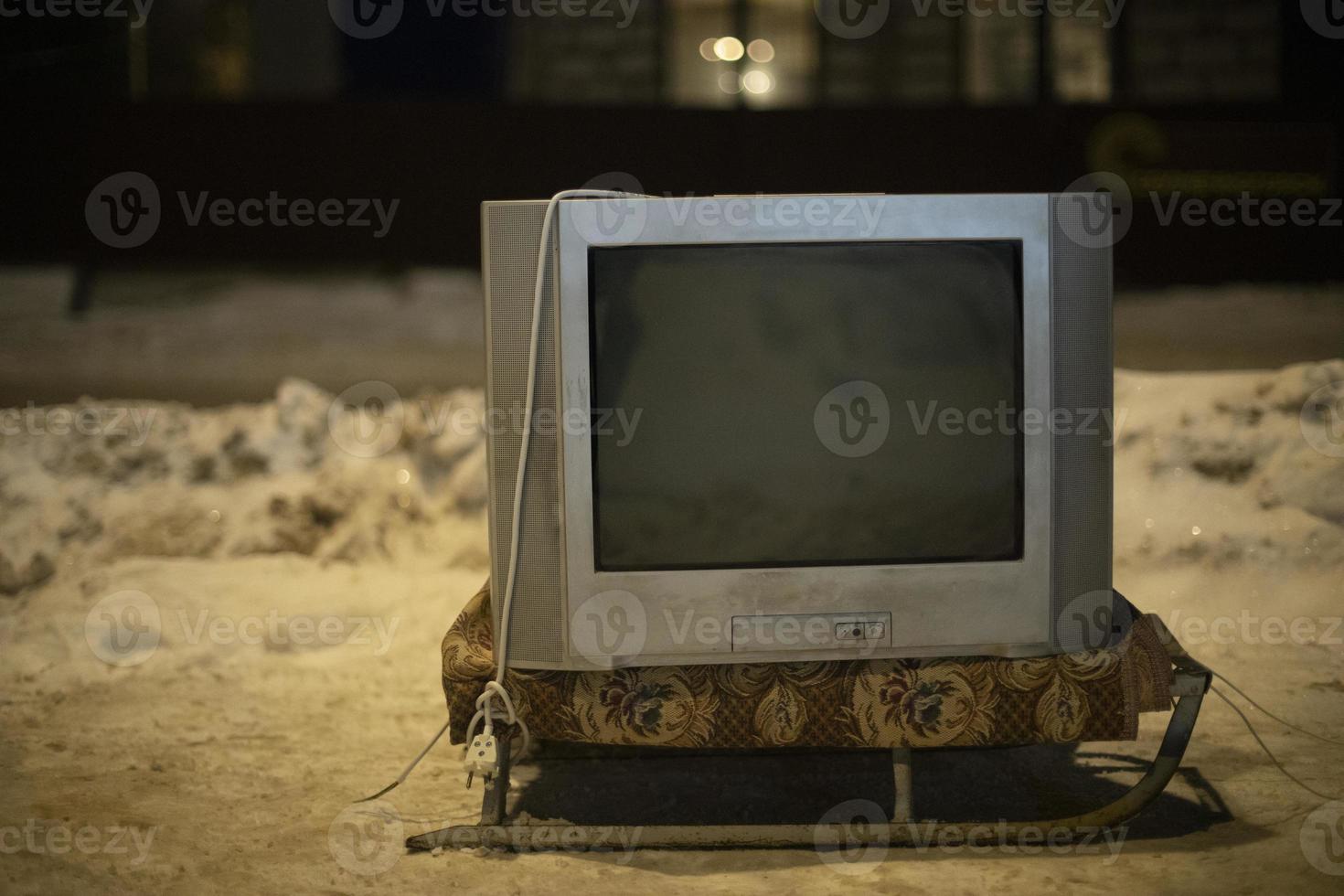 oud TV buiten. TV is uit. elektronica van jaren 90. foto