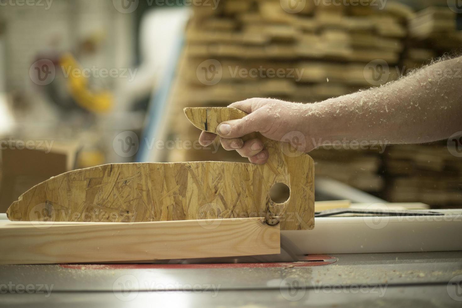 hout verwerken. chippen bord. vervaardiging van meubilair. schrijnwerkerij. hand- houdt bord. foto