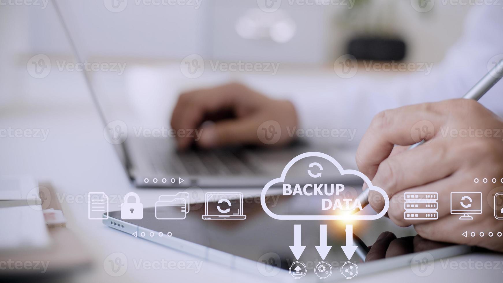 zakenman gebruik makend van een computer naar backup opslagruimte gegevens internet technologie concept voor backup online documentatie databank en digitaal het dossier opslagruimte systeem of software, bestand toegang, doc delen. foto