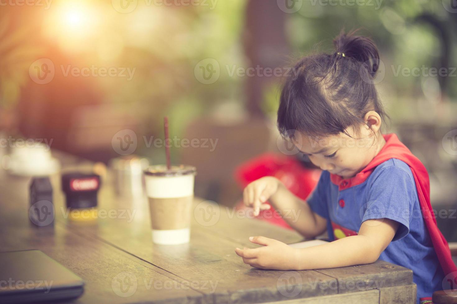 buitenshuis portret van kind gebruik makend van smartphone foto