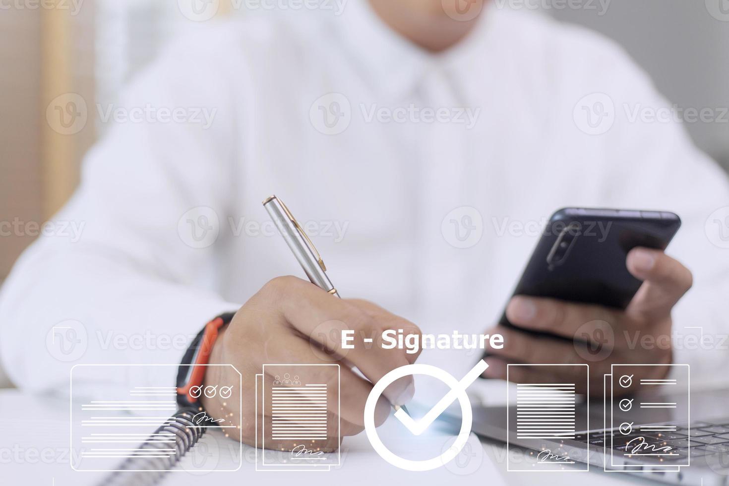 online bedrijf contract elektronisch handtekening, e-ondertekening, digitaal document beheer, papierloos kantoor, ondertekening bedrijf contract concept. foto