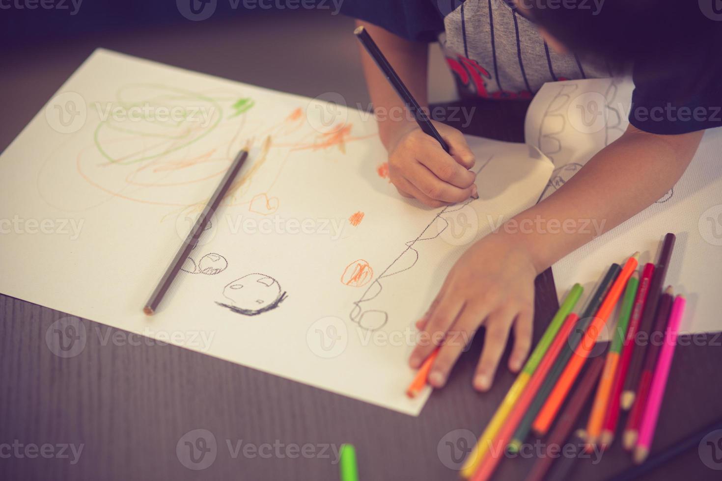 kinderen tekening Aan verdieping Aan papier.vintage kleur foto
