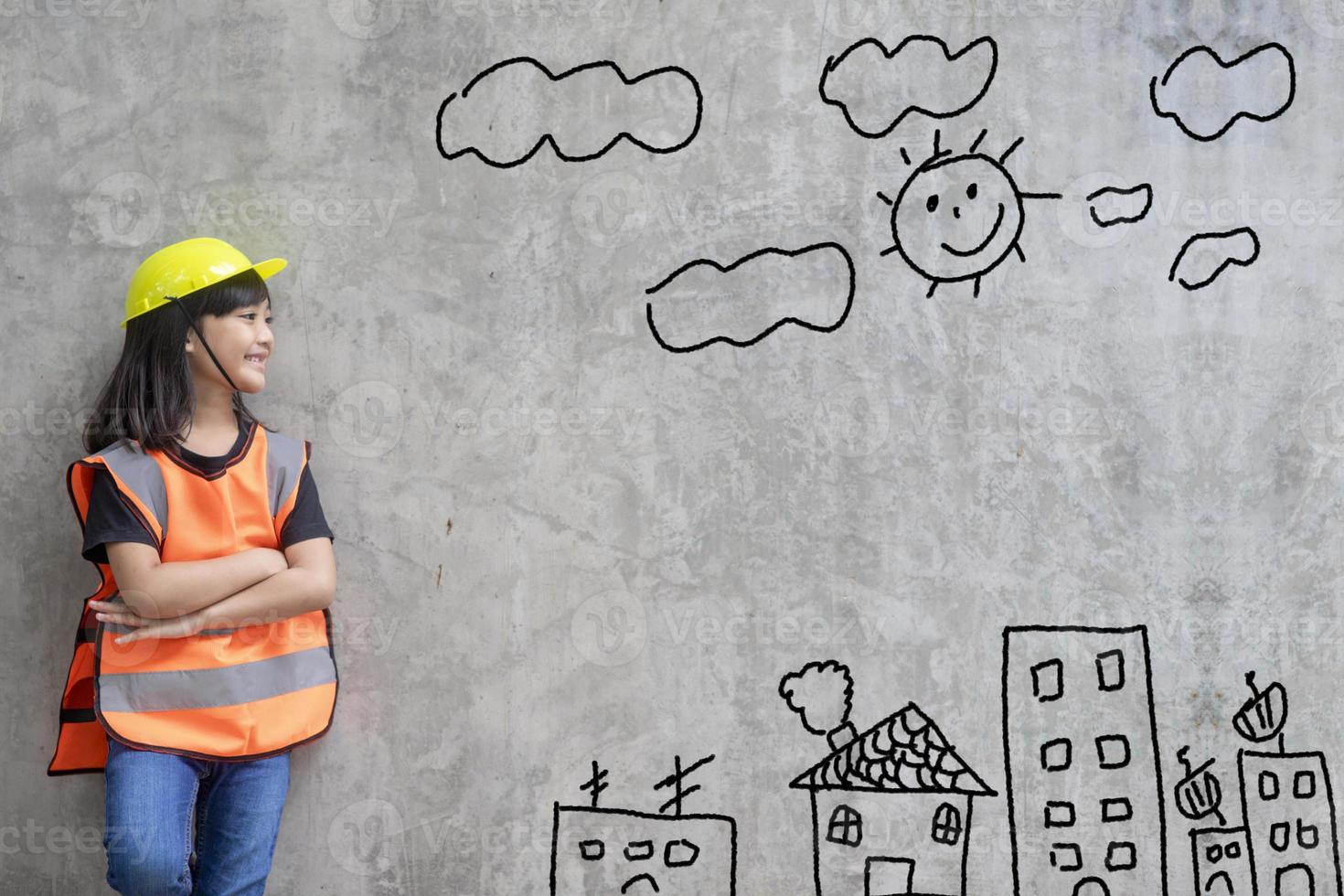 Aziatisch weinig meisje bouwkunde met creatief tekening milieu met gelukkig familie, tegen een steen muur foto