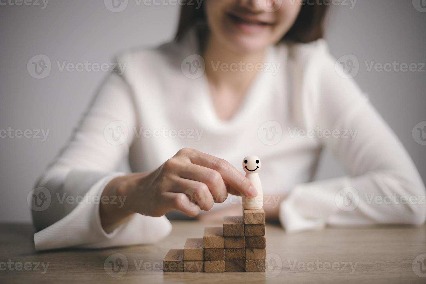 zakenvrouw Holding houten figuren beklimming Aan trap, succes, carrière ontwikkeling, en baan concept foto