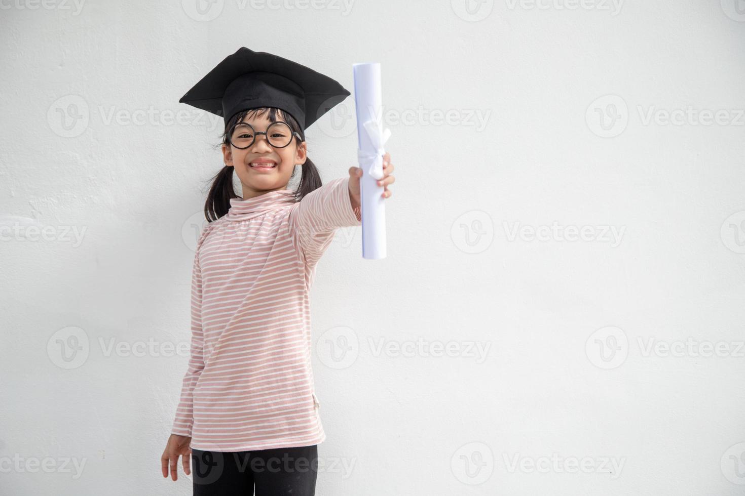 gelukkig Aziatisch school- kind afstuderen in diploma uitreiking pet foto