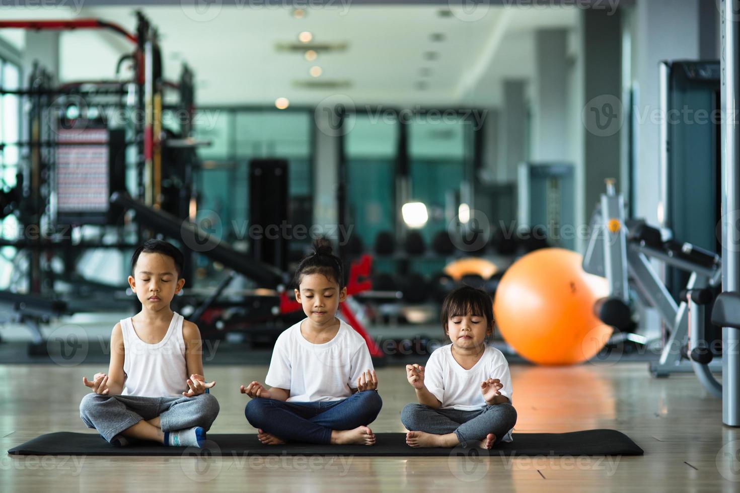 groep van kinderen aan het doen gymnastiek- opdrachten foto