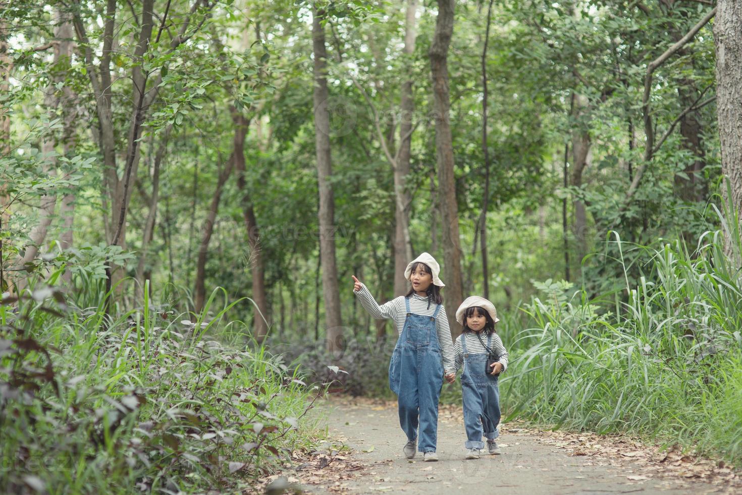 kinderen zijn rubriek naar de familie camping in de Woud wandelen langs de toerist route. camping weg. familie reizen vakantie concept. foto