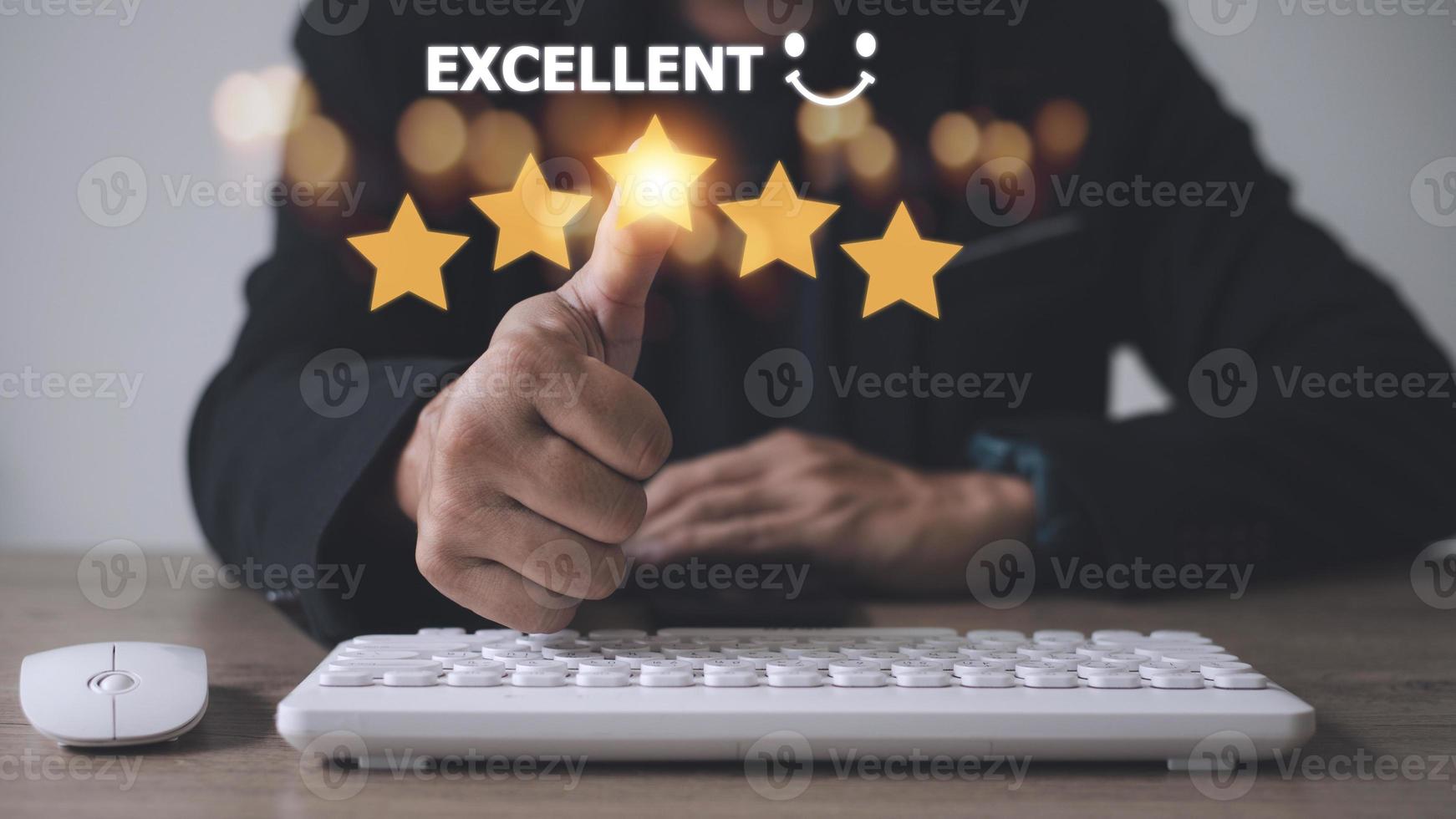 klant hand- met goud vijf ster beoordeling terugkoppeling icoon en druk op niveau uitstekend rang voor geven het beste partituur punt naar recensie de onderhoud, bedrijf concept foto