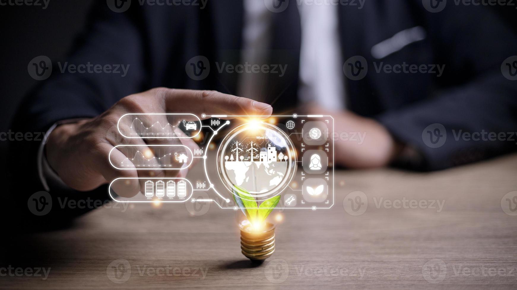 zakenvrouw hand- Holding licht lamp met esg icoon Aan virtueel scherm, esg milieu, sociaal en zakelijke bestuur concept foto