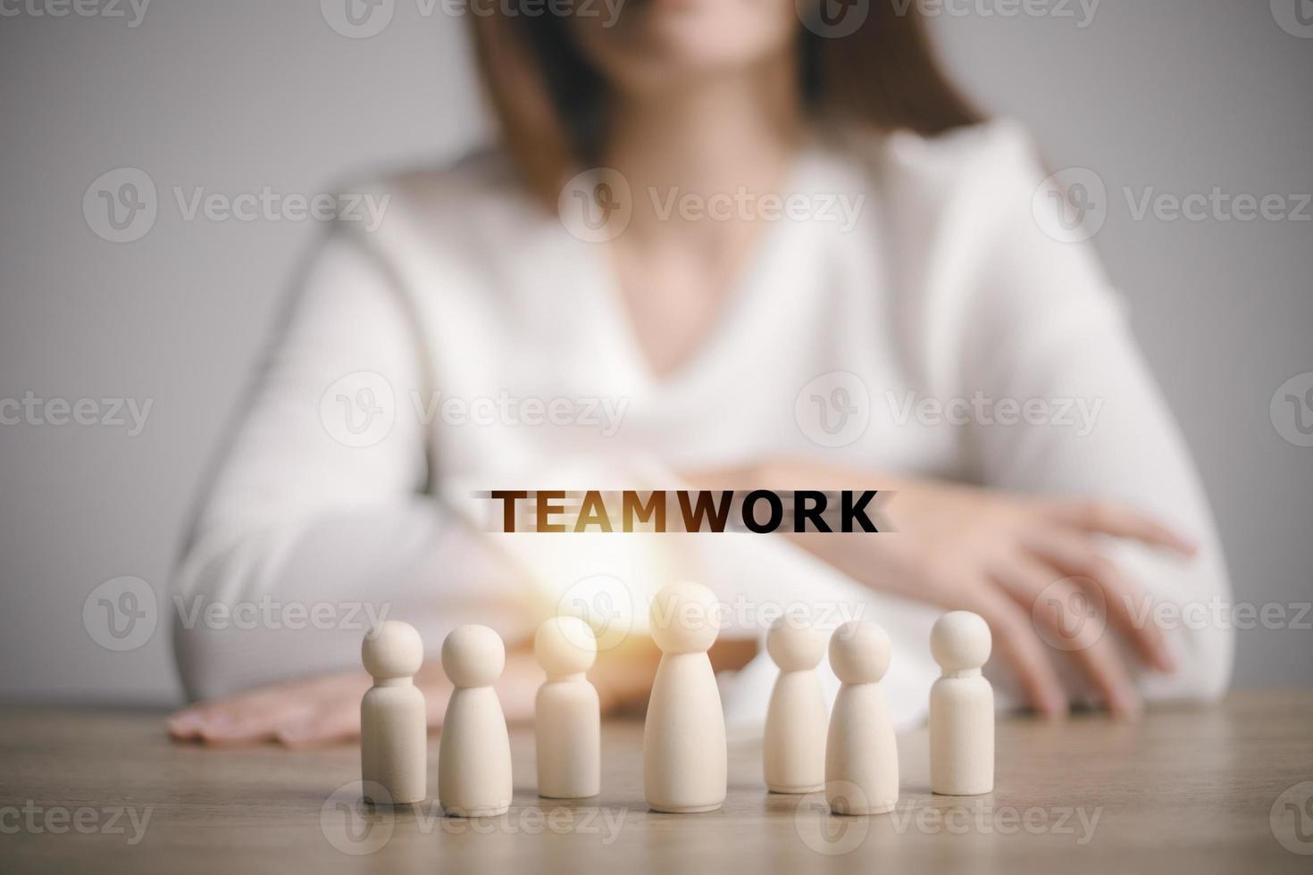 houten figuren tonen invloed en empowerment met woord teamwerk. concept van bedrijf leiderschap voor leider team, geslaagd wedstrijd winnaar en leider met invloed foto