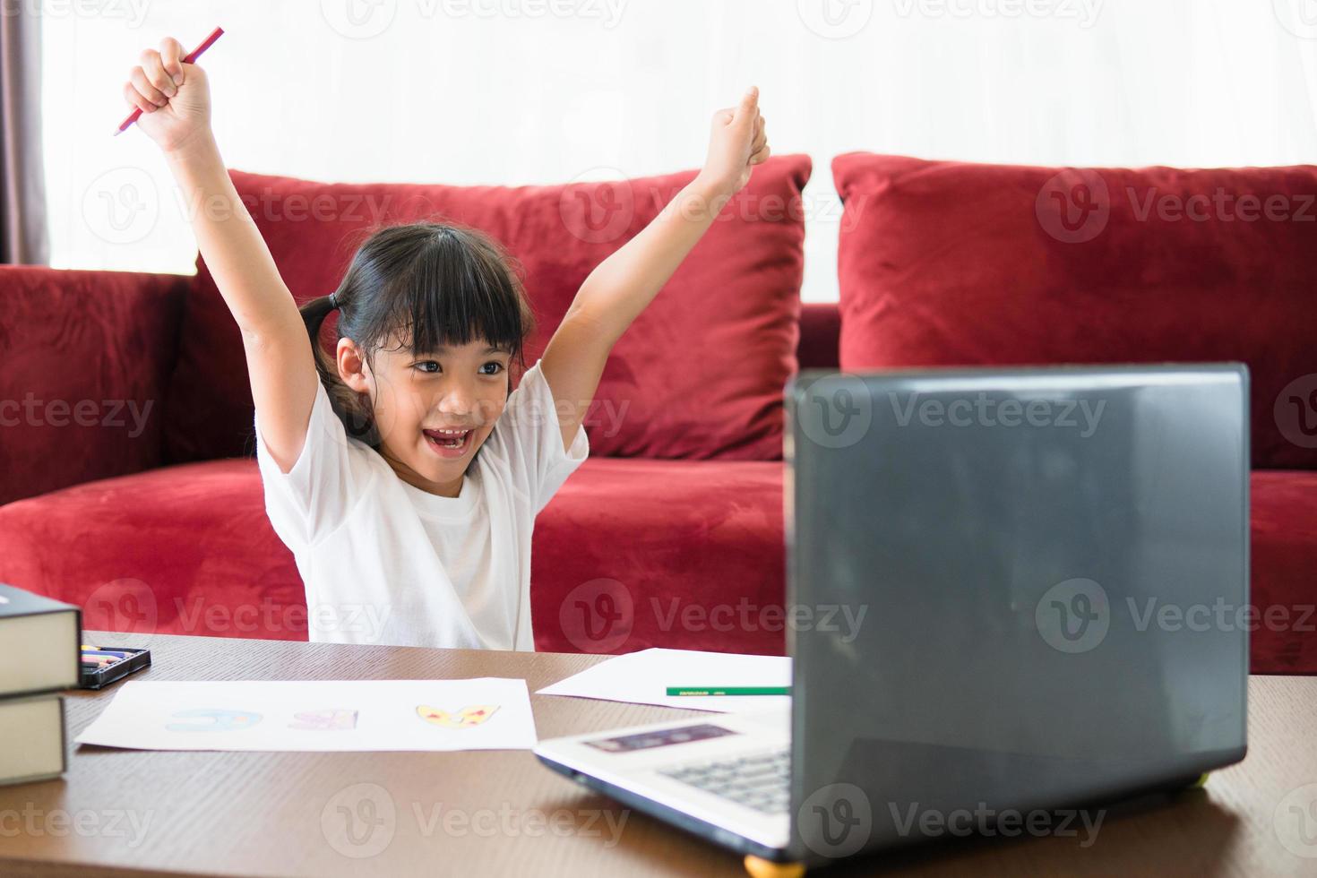 Aziatisch meisje leerling online aan het leren klasse studie online met laptop Bij huis. foto
