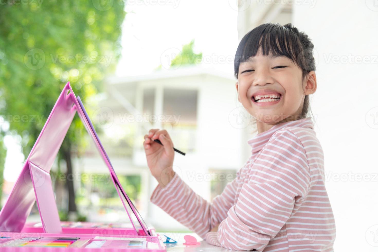 weinig kinderen tekening met een gekleurde potlood is een mooi zo werkzaamheid voor verbeteren creatief kunst en handschrift vaardigheden in kinderen. concept afbeelding voor onderwijs en aan het leren hobby. foto