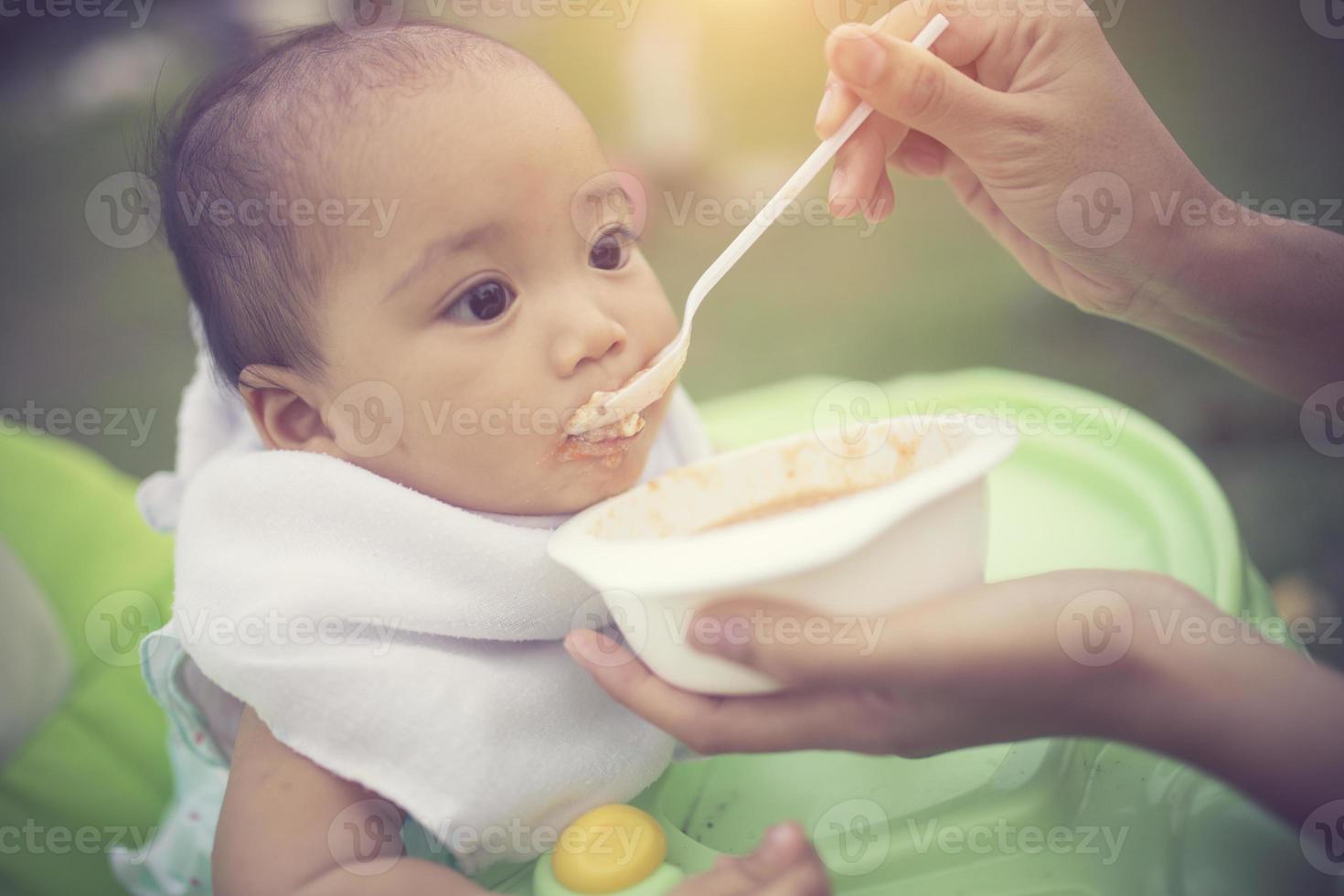 moeder haar baby voeden foto