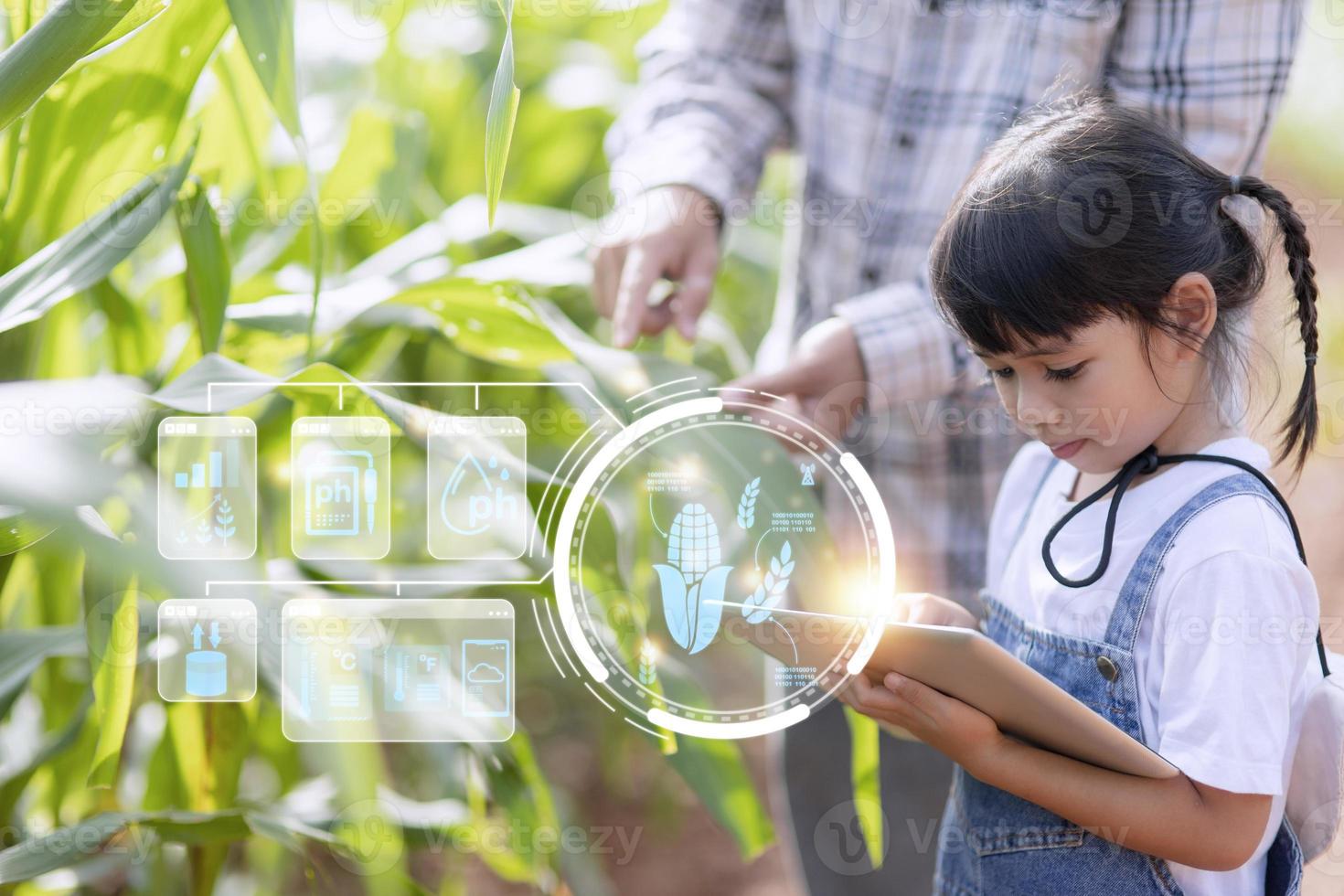 de weinig meisje toepassingen een tablet naar analyseren de groei van planten in de agrarisch verhaal en zichtbaar icoon., de agrarisch technologie concept. slim landbouw aan het leren concept foto