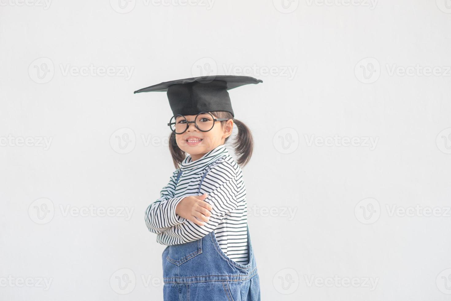 gelukkig Aziatisch school- kind afstuderen in diploma uitreiking pet foto