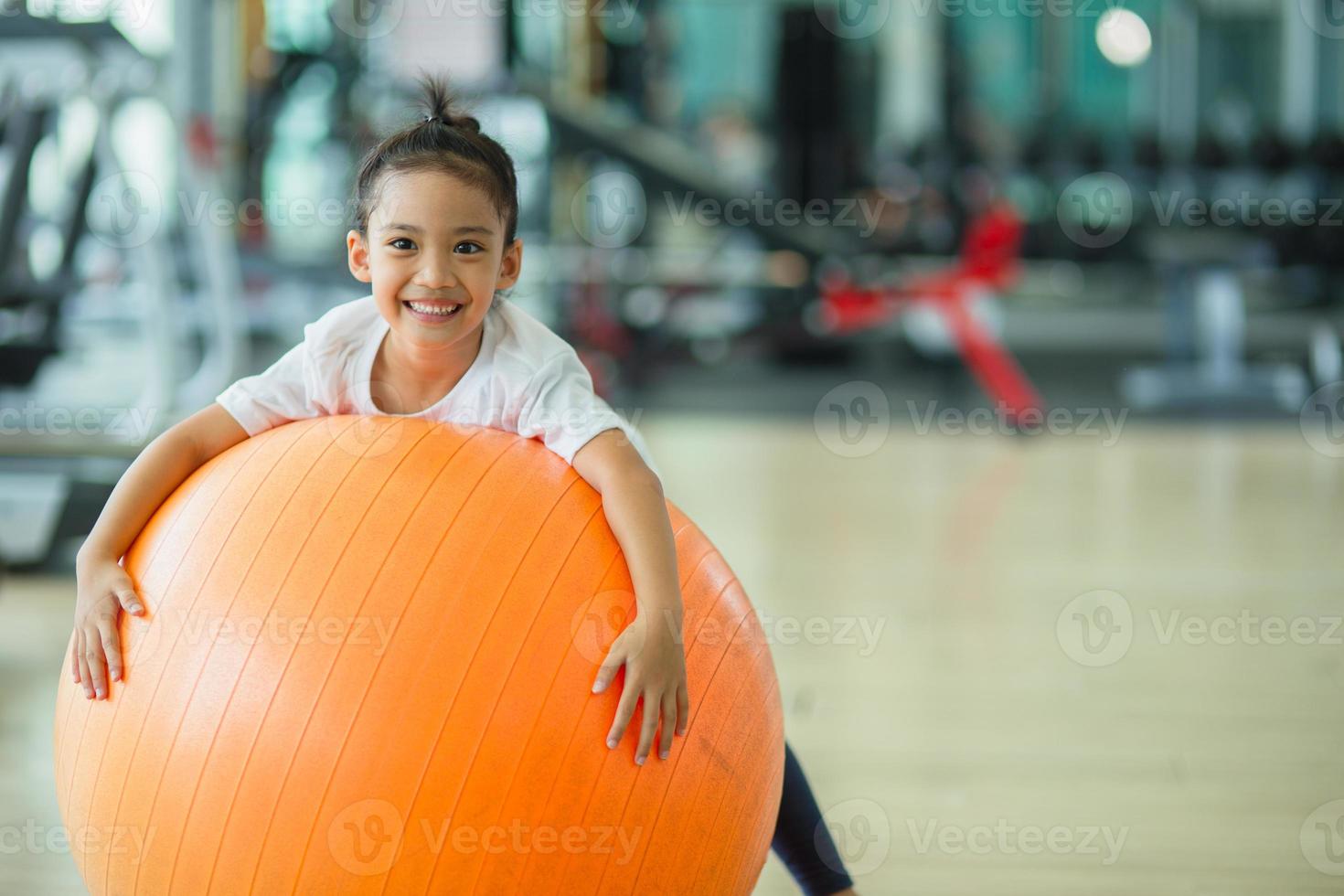 Aziatisch kind meisje met gymnastiek- bal foto